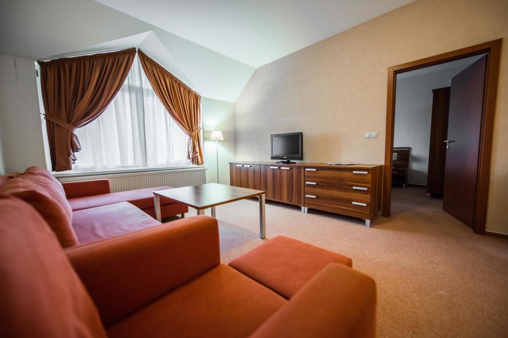 Plejsy Hotell Krompachy Exteriör bild