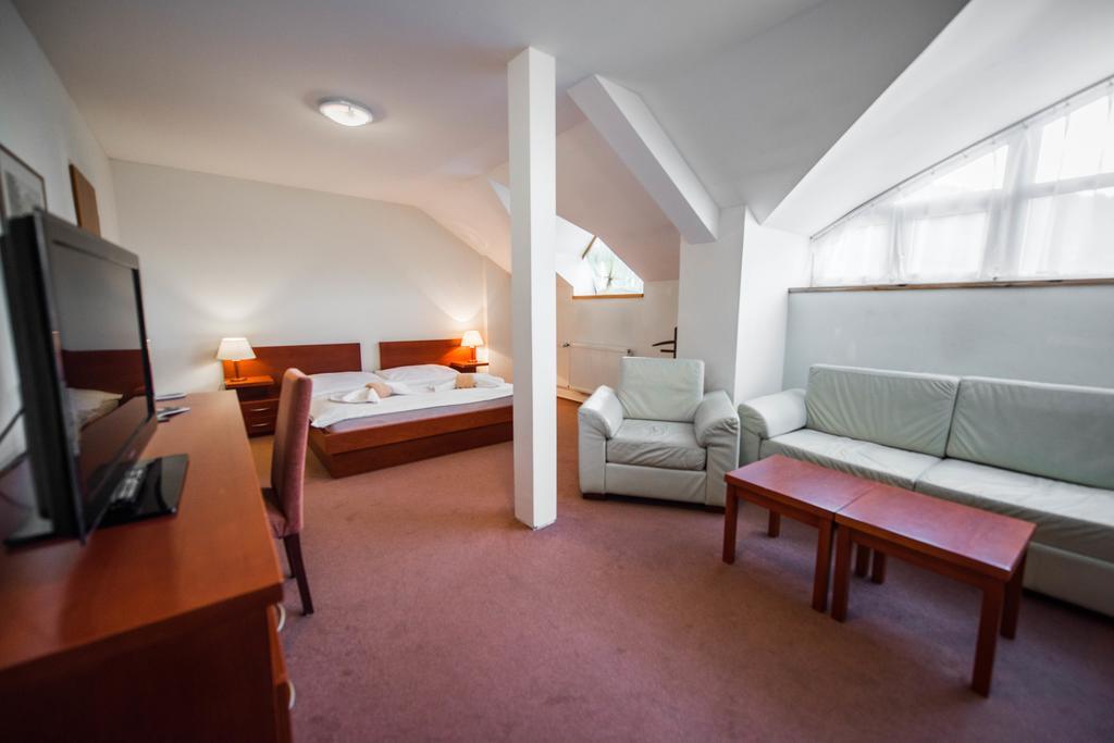 Plejsy Hotell Krompachy Exteriör bild